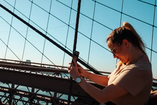 Brooklyn Bridge, la fille en rose qui prend une photo / New York, USA (2022)