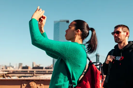 Brooklyn Bridge, la femme en vert qui prend une photo et le gars qui attend / New York, USA (2022)