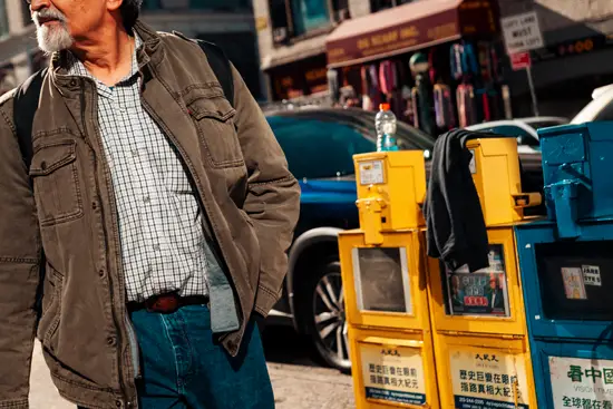 Un homme et 3 distributeurs automatiques de journaux (2 jaunes et 1 bleu) / New York, USA (2022)