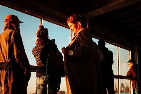 Staten Island Ferry, la femme qui sourit et 4 autres personnes / New York, USA (2022)