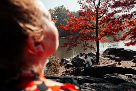Grosse bouille au soleil et petite personne à l'ombre / New York, USA (2022)