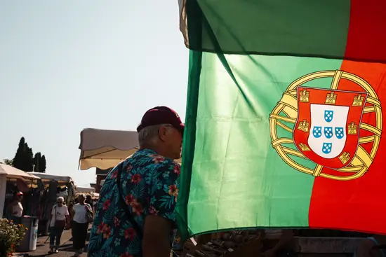 Chemise à fleurs et drapeau portugais / France (2025)