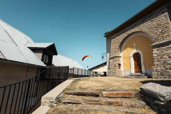 Le parapentiste au dessus du village / France (2025)