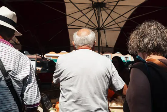 Les gens qui achètent des légumes au marché / France (2025)