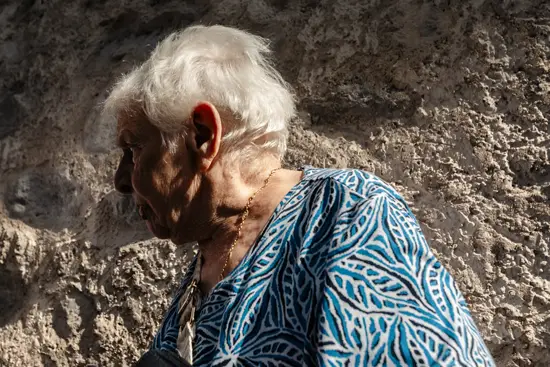 Profil de mamie et mur en pierres / France (2025)