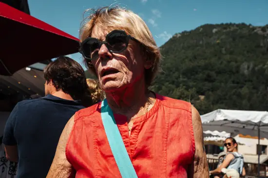 Lunettes et bouche ouverte / France (2025)