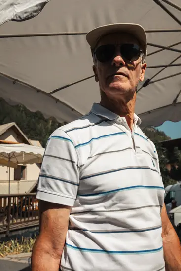 L'homme à la casquette, lunettes et polo rayé / France (2025)
