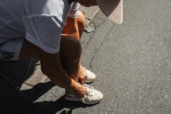 Essayer de nouvelles chaussures (et éventuellement les acheter) / France (2025)