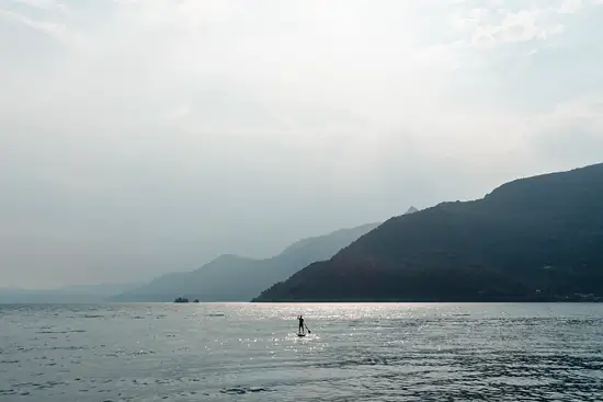 Un gars sur un paddle sur le lago Maggiore / Italie - Été (2026)