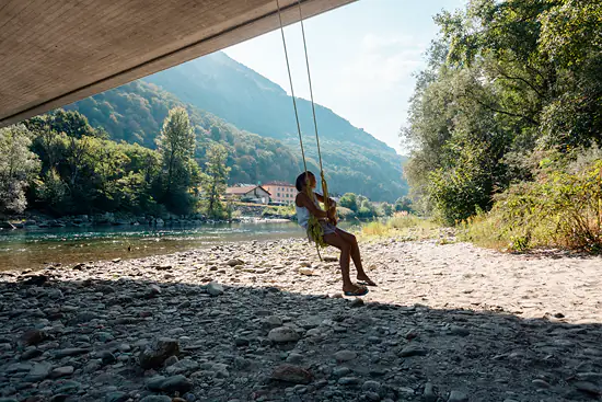 La balançoire sous le pont / Suisse - Été (2026)
