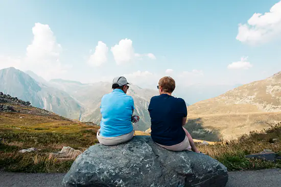Le couple sur le rocher dans les montagnes / Suisse - Été (2026)