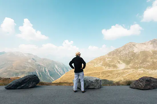 Le gars au chapeau dans les montagnes / Suisse - Été (2026)