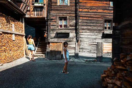 Dans les ruelles d'Ulrichen, au milieu des chalets / Suisse - Été (2026)