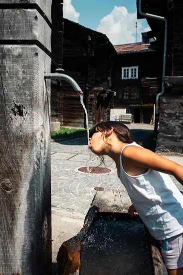 Boire à la fontaine / Suisse - Été (2026)