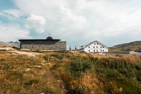 Le couple entre St. Christopherus Kapelle Grimsel et Hotel Grimsel Passhöhe / Suisse - Été (2026)