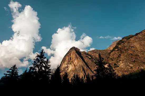Montagnes dorées, avant qu'on nous demande de partir pendant qu'on faisait une fondue / Suisse - Été (2026)