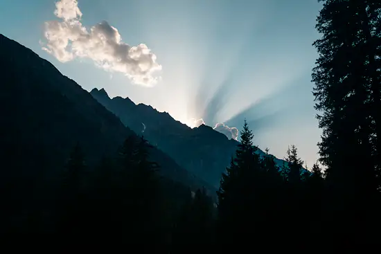 Soleil derrière la montagne, avant qu'on nous demande de partir pendant qu'on faisait une fondue / Suisse - Été (2026)