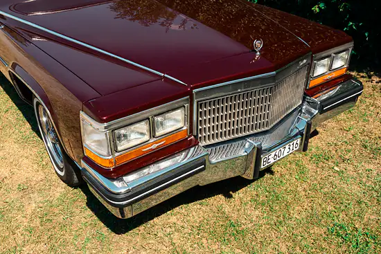 Cadillac Deville, l'avant / Suisse - Été (2026)